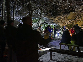 Waldadvent in der Fatima-Grotte (Foto: Karl-Franz Thiede)